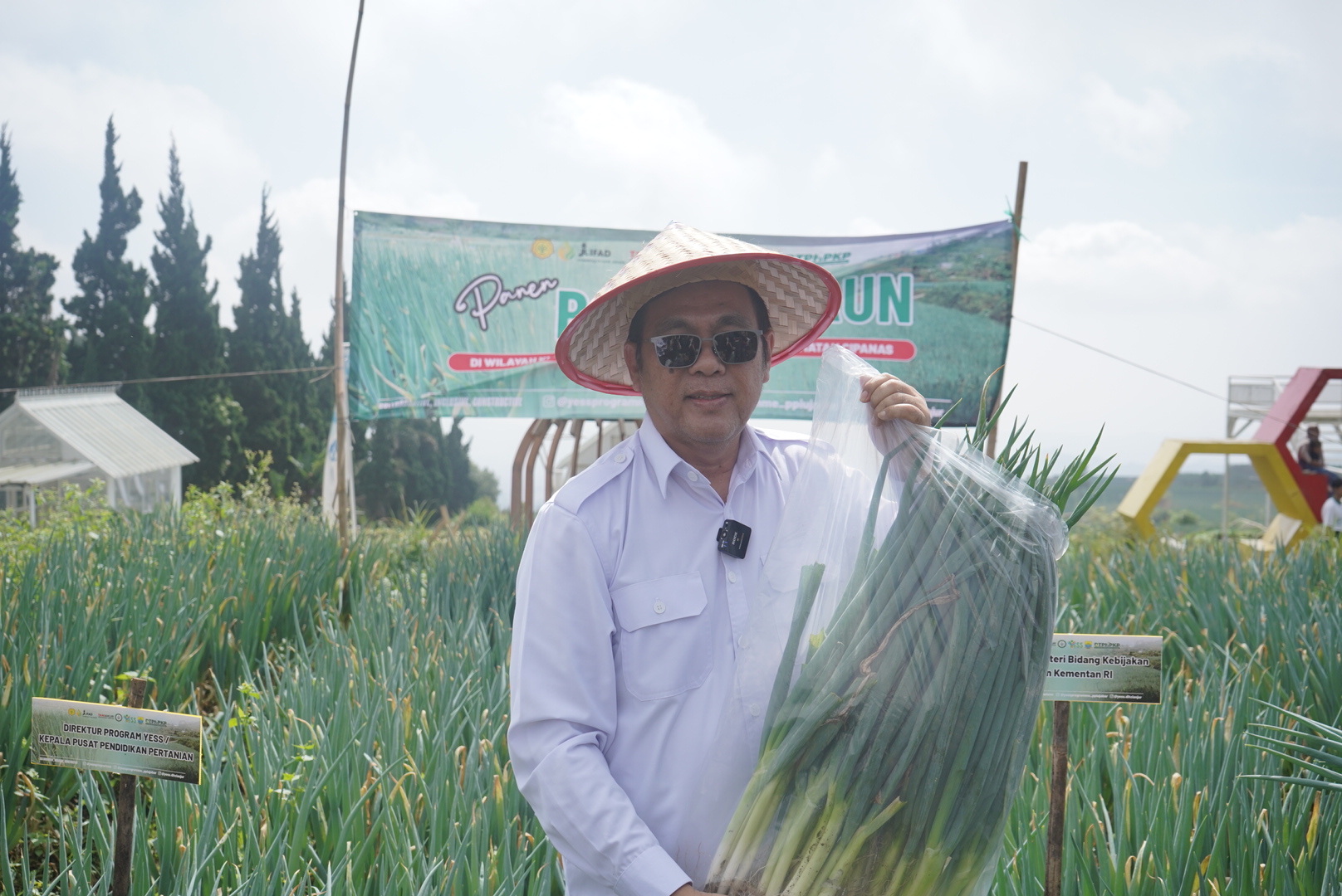 Galeri - Foto, Kunjungan Staf Khusus Menteri Bidang Kebijakan Pertanian untuk Panen Bawang Daun, panen bawang daun,PPIU JABAR